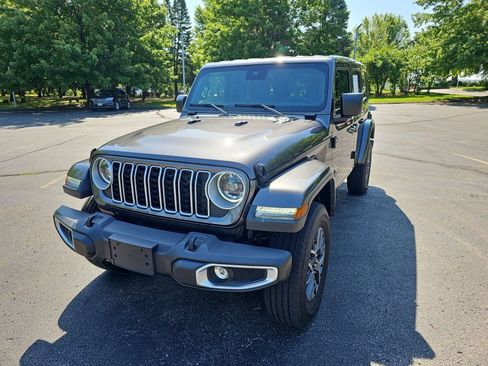 Used 2025 Jeep Wrangler Unlimited Sahara AWD/4WD image 2