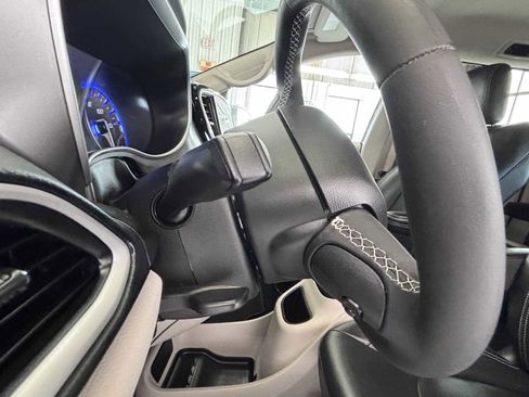 Used 2022 Chrysler Pacifica Touring-L FWD image 22