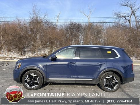Used 2023 Kia Telluride EX w/ EX Captain's Chair Package image 2
