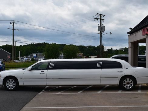 Used 2007 Lincoln Town Car Executive RWD image 8