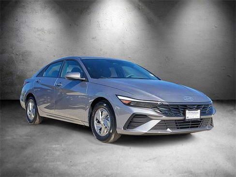 New 2025 Hyundai Elantra SE image 2