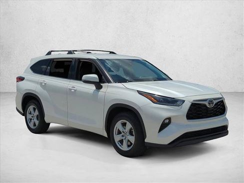 Used 2021 Toyota Highlander LE FWD image 3