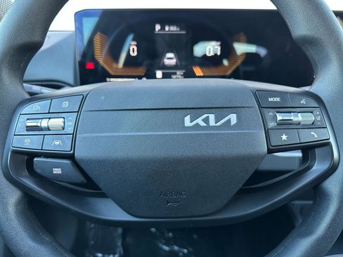 Used 2025 Kia K4 LXS image 27