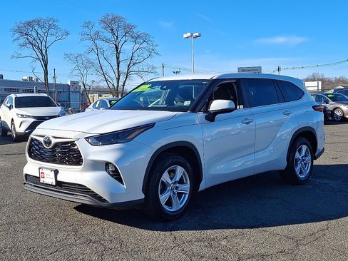 Certified 2023 Toyota Highlander LE image 3