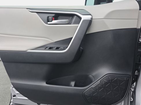 Used 2019 Toyota RAV4 XLE Premium image 27