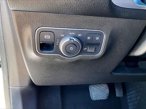 Used 2021 Mercedes-Benz GLB 250 4MATIC w/ Premium Package image 24