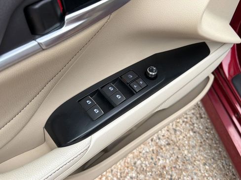 Used 2018 Toyota Camry XLE FWD image 11