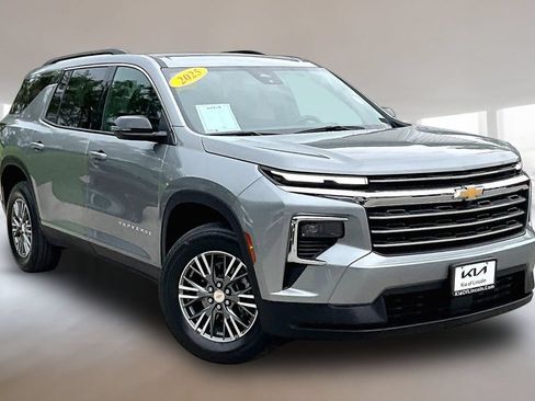 Used 2025 Chevrolet Traverse LT AWD/4WD image 3