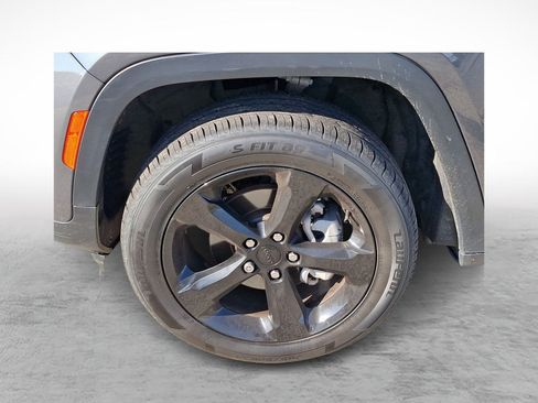 Used 2025 Jeep Grand Cherokee Limited w/ Black Appearance Package AWD/4WD image 8