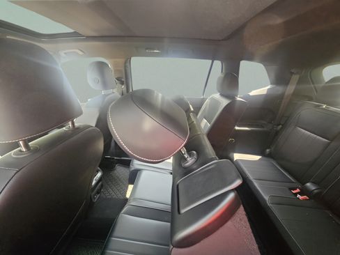Used 2023 Volkswagen Tiguan SE R-Line FWD image 8