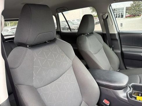 Used 2025 Toyota RAV4 XLE AWD/4WD image 17