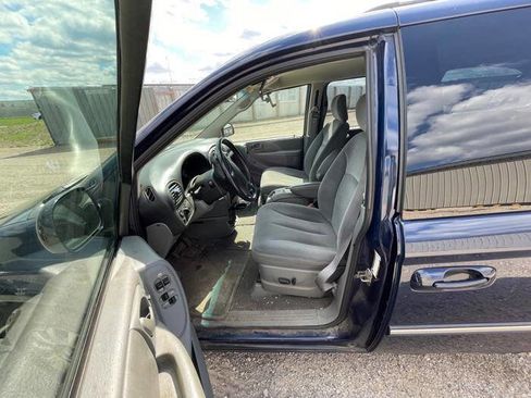 Used 2005 Chrysler Town & Country Touring FWD image 21