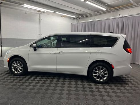 Used 2023 Chrysler Pacifica Touring-L image 16