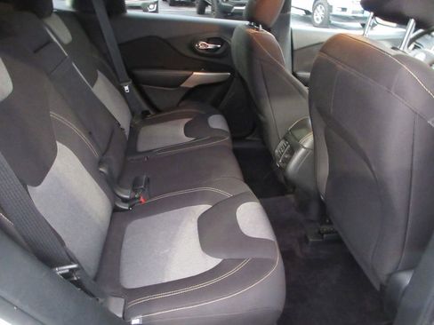 Used 2018 Jeep Cherokee Latitude image 18