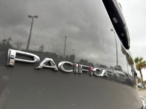 Used 2022 Chrysler Pacifica Touring-L image 10