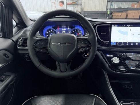 Used 2025 Chrysler Pacifica Limited FWD image 34