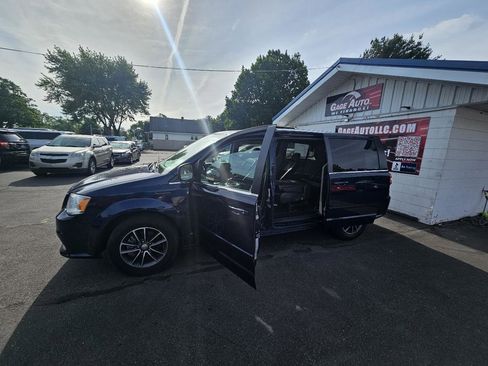 Used 2017 Dodge Grand Caravan SXT FWD image 25