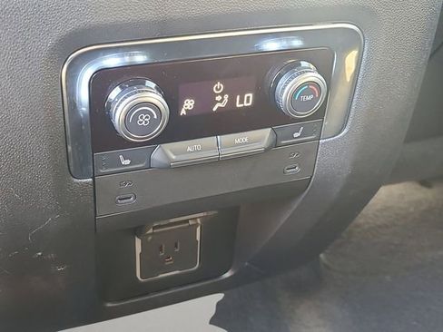 Used 2025 GMC Yukon XL Denali AWD/4WD image 12