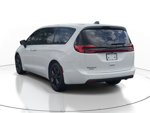 New 2026 Chrysler Pacifica Select FWD image 3