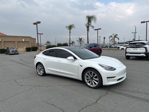 Used 2019 Tesla Model 3 Mid Range image 2