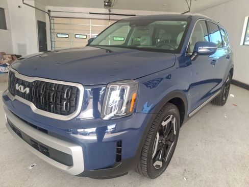 Used 2023 Kia Telluride EX w/ EX Captain's Chair Package FWD image 3