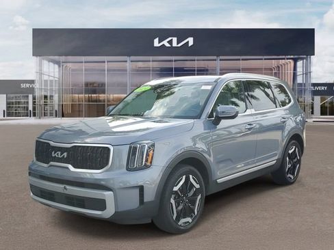 Used 2024 Kia Telluride EX w/ EX Captain's Chair Package FWD image 3