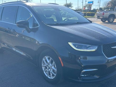 Used 2022 Chrysler Pacifica Touring-L image 1