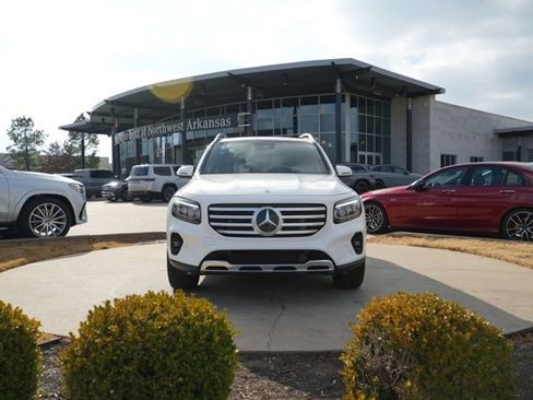 Used 2025 Mercedes-Benz GLB 250 4MATIC image 2
