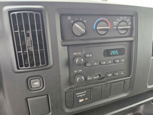 Used 2005 GMC Savana 3500 Extended RWD image 15