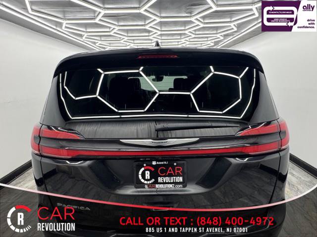 Used 2023 Chrysler Pacifica Touring-L FWD image 5