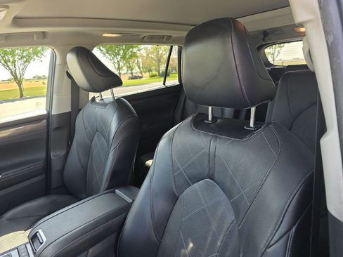 Used 2022 Toyota Highlander Platinum AWD/4WD image 11