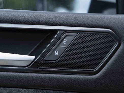 Used 2018 Volkswagen Tiguan SE image 36