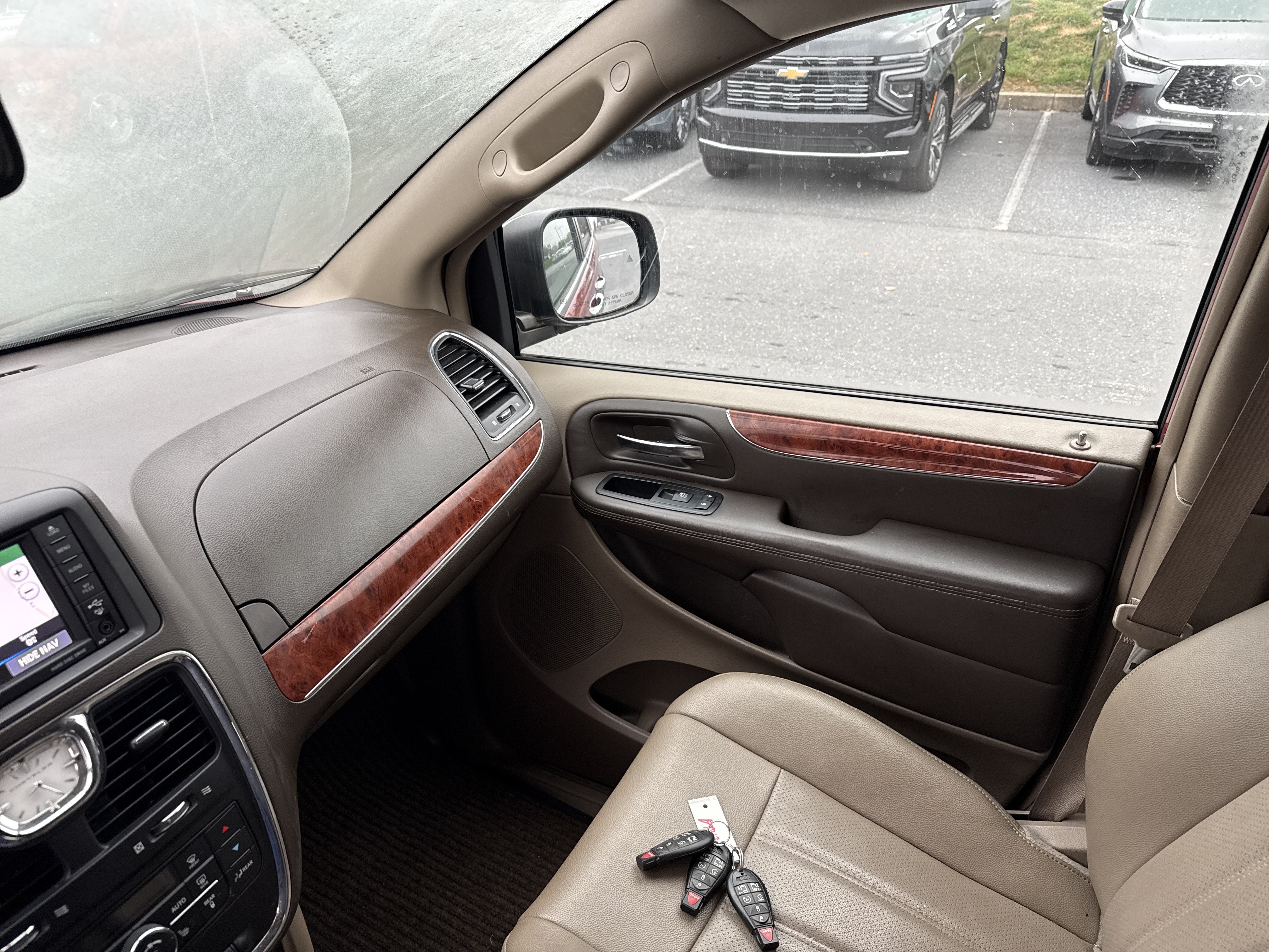 Used 2014 Chrysler Town & Country Touring-L w/ Driver Convenience Group FWD image 28