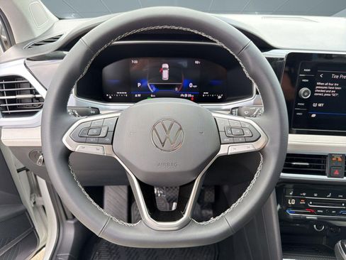 New 2026 Volkswagen Taos SE FWD image 18