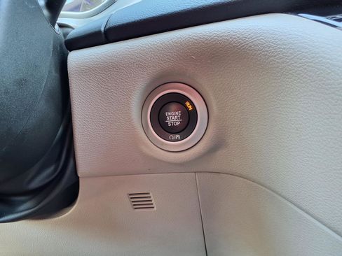 Used 2023 Chrysler Pacifica Touring-L image 24