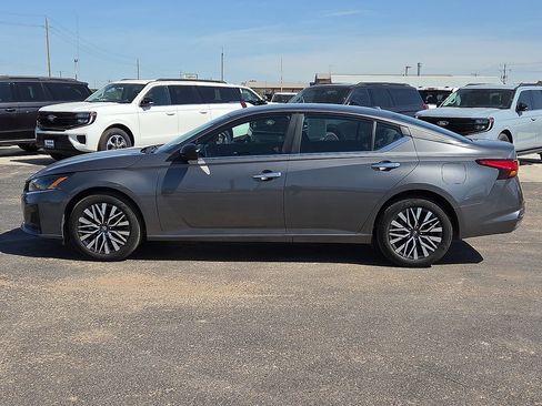 Used 2025 Nissan Altima 2.5 SV AWD/4WD image 2