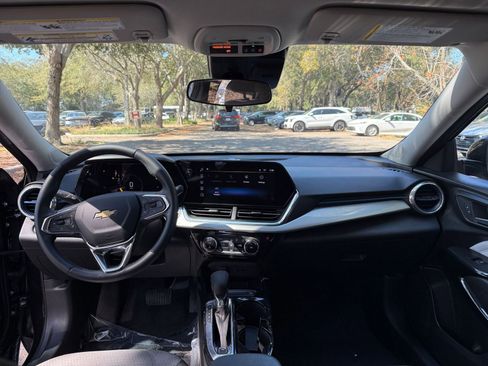 Used 2025 Chevrolet Trax LT w/ LT Convenience Package image 28
