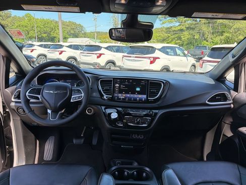 Used 2025 Chrysler Pacifica Select FWD image 7