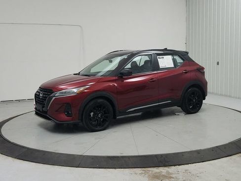 Used 2023 Nissan Kicks SR w/ SR Premium Package FWD image 3