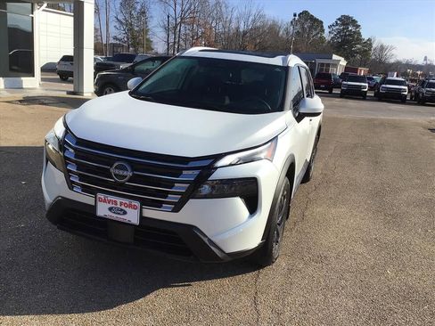 Used 2024 Nissan Rogue SV w/ SV Premium Package image 5