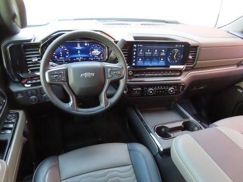 Used 2024 Chevrolet Silverado 2500 ZR2 w/ Technology Package AWD/4WD image 4