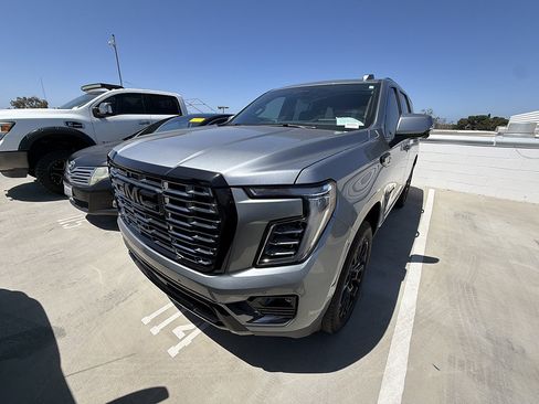 Used 2025 GMC Yukon Denali w/ Denali Reserve Package AWD/4WD image 2