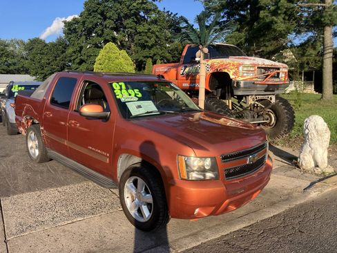 Used 2007 Chevrolet Avalanche LTZ w/ LTZ Preferred Equipment Group AWD/4WD image 2