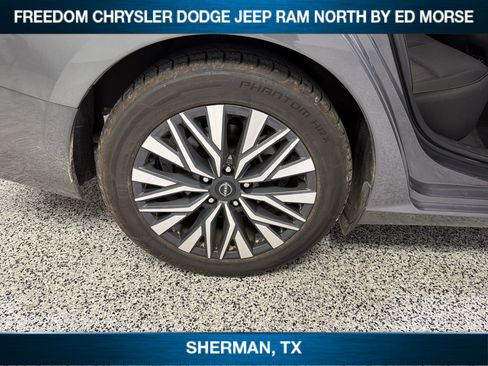 Used 2024 Nissan Altima 2.5 SV FWD image 12