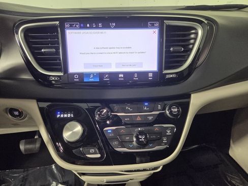 Used 2023 Chrysler Pacifica Touring-L FWD image 13