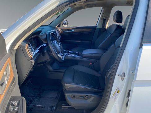 Used 2024 Volkswagen Atlas SE image 3