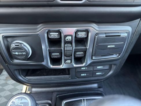 Used 2018 Jeep Wrangler Unlimited Sahara AWD/4WD image 18