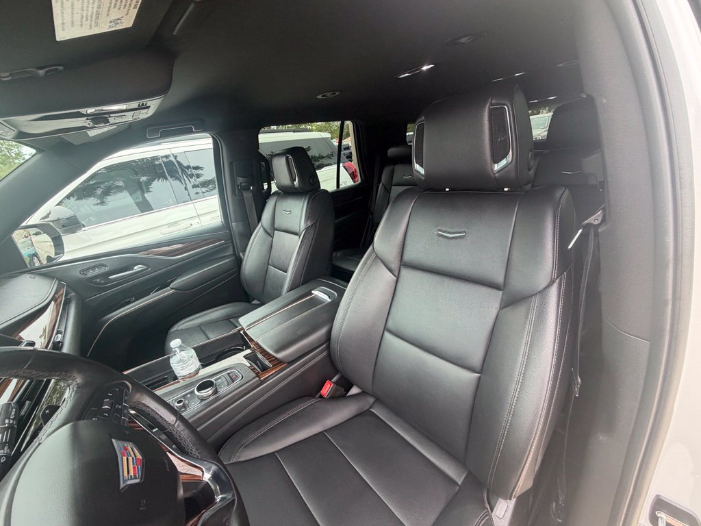 Used 2023 Cadillac Escalade Luxury RWD image 2
