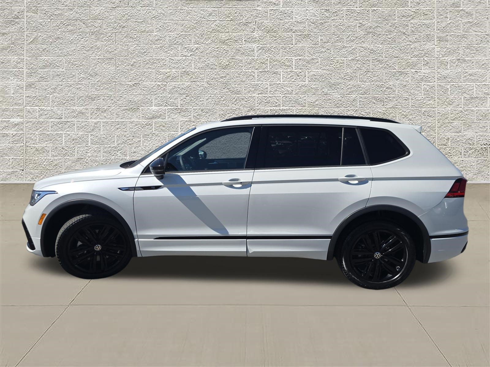 Certified 2022 Volkswagen Tiguan SE R-Line AWD/4WD image 4