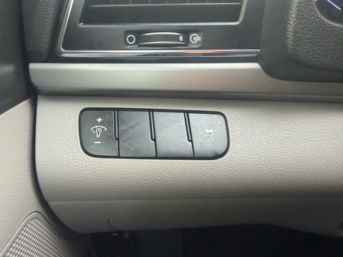 Used 2017 Hyundai Elantra SE image 16